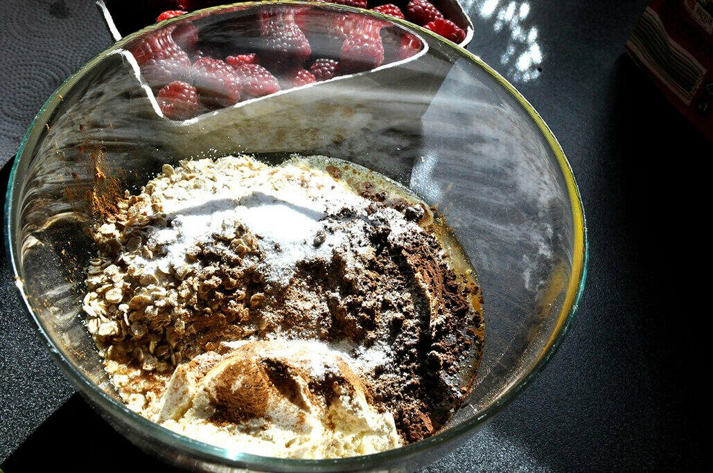 PRZEPIS: Kakaowy omlet z malinami i cynamonem