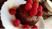 PRZEPIS: Mugcake kokosowo-czekoladowy z malinami