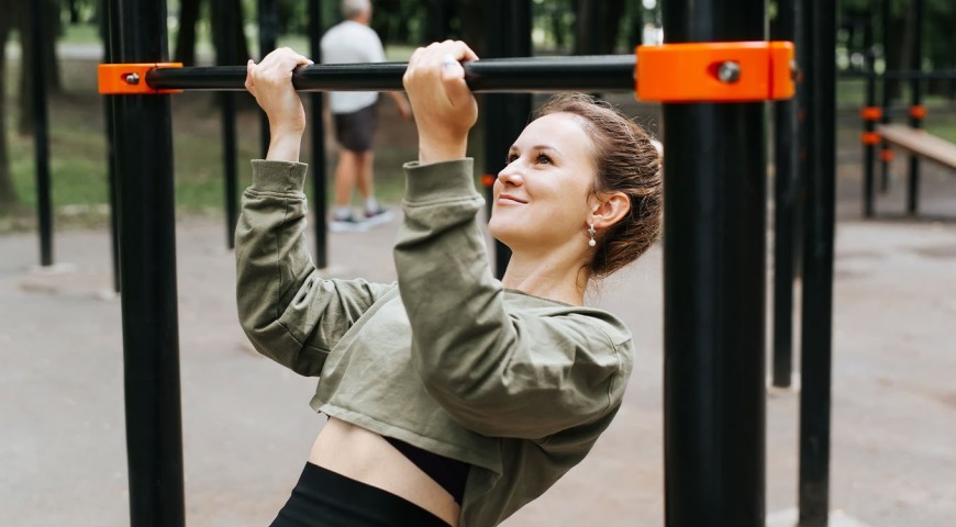 Podciąganie australijskie - co to jest i na jakie mięśnie działa?