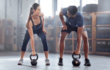 Trening kettlebell - na czym polega, komu jest polecany, przykładowy plan treningowy