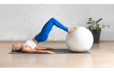 Najlepsze ćwiczenia z piłką gimnastyczną na różne partie ciała