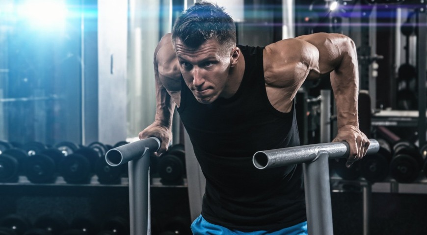 Jak zbudować siłę mięśni klatki piersiowej? Przykładowy plan treningowy.