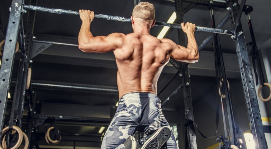 Podciąganie na drążku – doskonałe ćwiczenie nie tylko na plecy