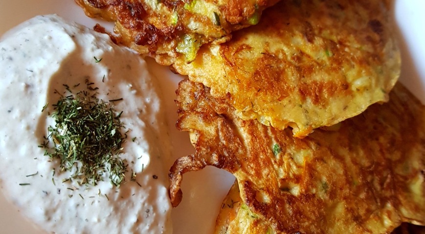 PRZEPIS: Cukiniowo - marchewkowe placuszki z fit sosem greckim