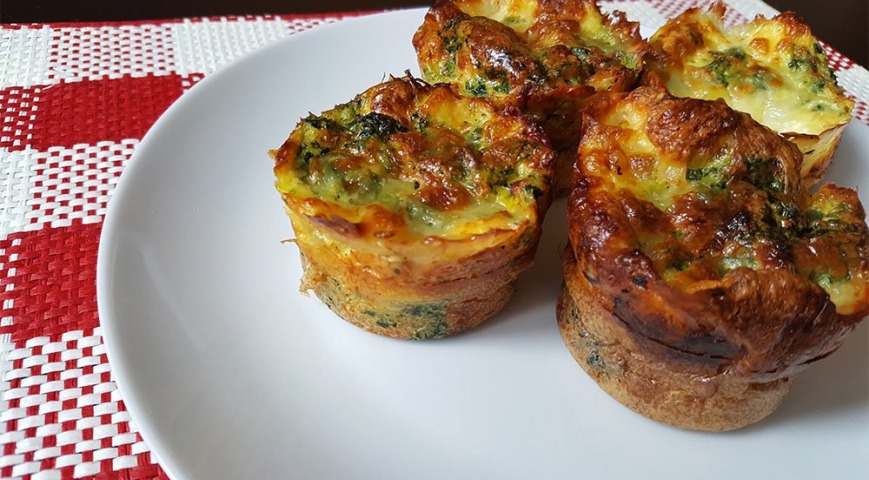 PRZEPIS: Muffiny jajeczne ze szpinakiem i mozzarellą