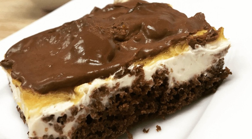 PRZEPIS: Czekoladowe ciastko z kremem i ananasowym musem