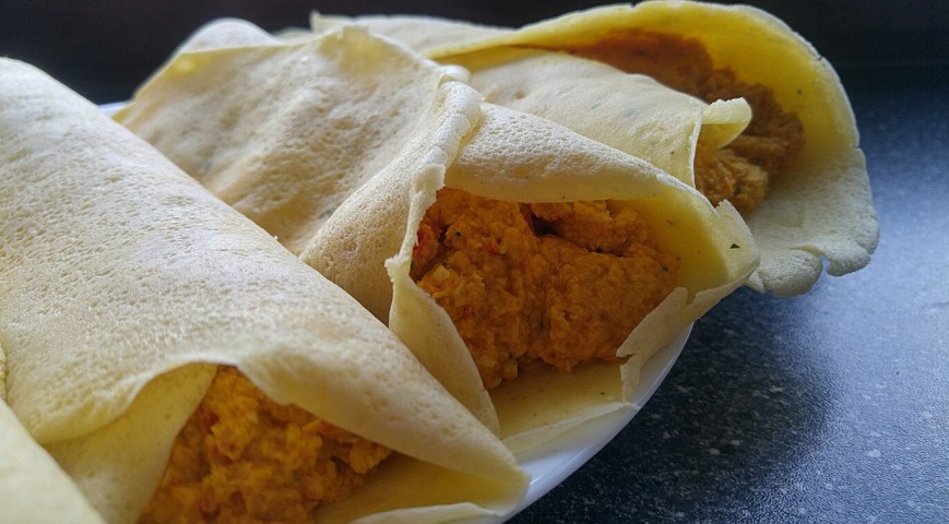 PRZEPIS: Naleśniki na słono z pastą z kurczaka