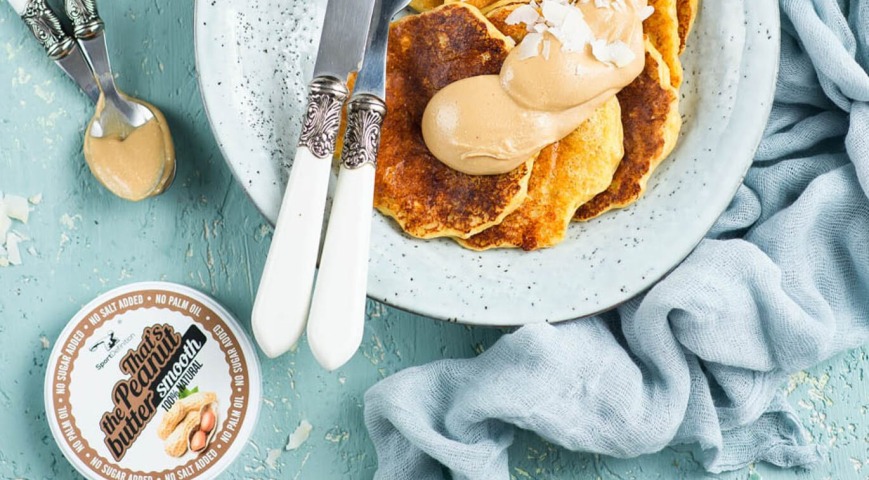 PRZEPIS: Wysokobiałkowe placuszki z masłem orzechowym