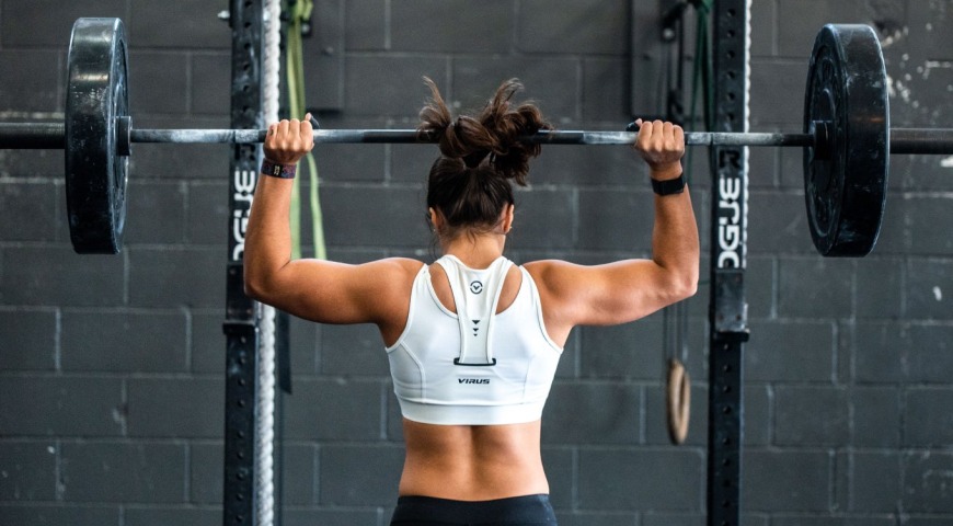 Maszyny vs. wolne ciężary - co wybrać?