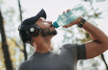 Co lepiej pić w trakcie treningu: izotonik czy wodę?