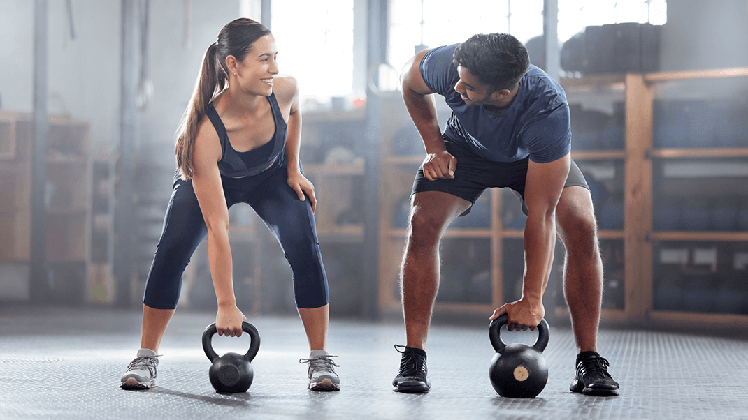 Trening kettlebell - na czym polega, komu jest polecany, przykładowy plan treningowy