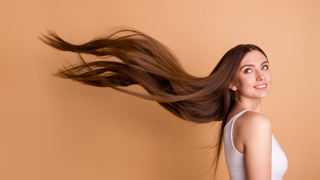Najlepsze suplementy diety na włosy – co stosować na zdrowe włosy?